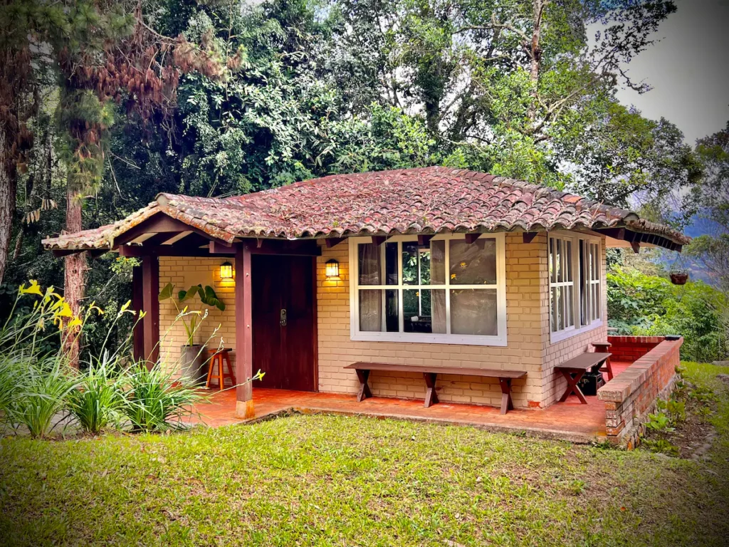 Alojarte en una cabaña natural rodeada de naturaleza