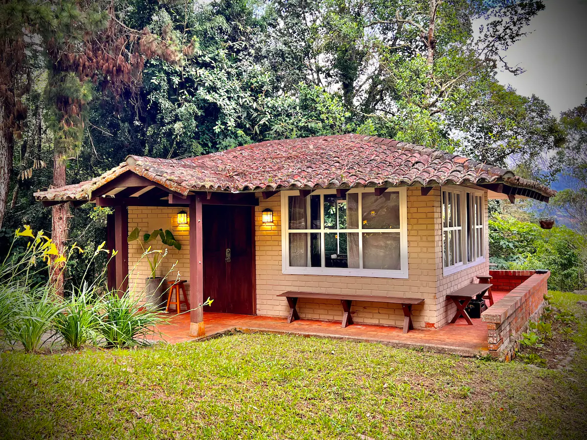 Alojarte en una cabaña natural rodeada de naturaleza